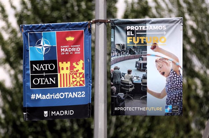 Dos carteles anuncian la celebración de la Cumbre de la OTAN, en la Feria de Madrid, IFEMA, a 22 de junio de 2022, en Madrid (España). 