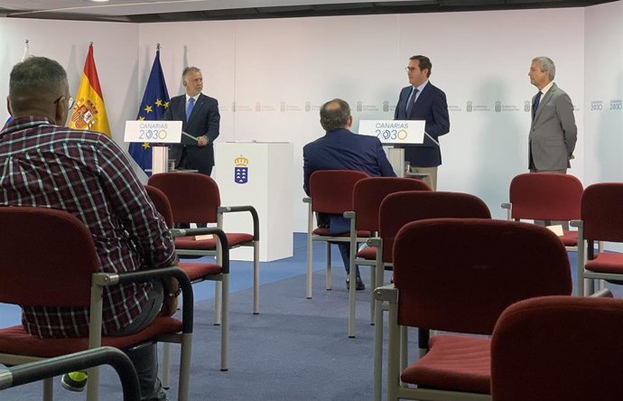 El presidente de Canarias, Ángel Víctor Torres, junto al presidente de la CEOE, Antonio Garamendi, y el presidente de la CCE, Agustín Manrique de Lara