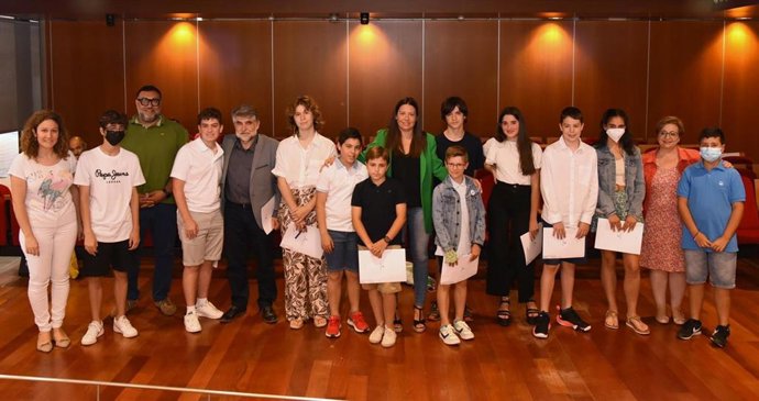 La consejera de Bienestar Social de C-LM, Bárbara García Torijano, junto a niños integrantes de la Mesa de Participación Infantil de la región