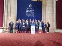 El jurado destaca la contribución solidaria de Shigeru Ban al proporcionar refugios dignos