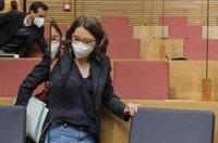 Oltra entrega en Les Corts su renuncia al escaño