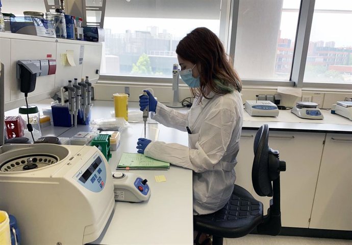 La investigadora Rosa Márquez en el laboratorio