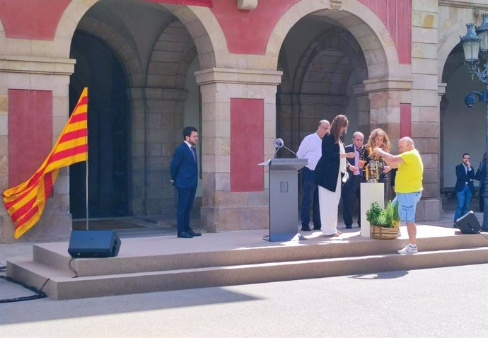 La presidenta del Parlament, Laura Borrs, enciende uno de los quinqués de Sant Joan junto con el presidente de la Generalitat, Pere Aragons, el presidente de mnium, Xavier Antich, y el expresidente de Acció Cultural del País Valenci Eliseu Climent