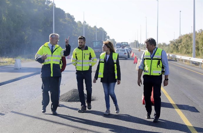 La presidenta del Puerto de Huelva, Pilar Miranda, visita las obras de  adecuación y desdoble de la carretera de acceso al Muelle Sur.