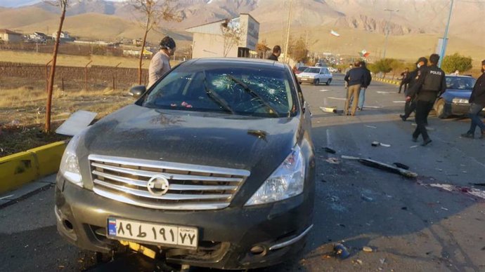 Archivo - El coche en el que fue asesinado a tiros el científico nuclear iraní Mohsen Fajrizadé el 27 de noviembre
