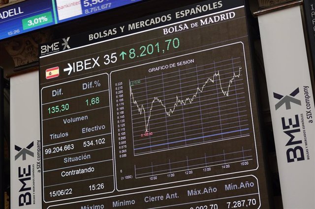 Valores del Ibex 35 en un panel del Palacio de la Bolsa de Madrid, a 15 de junio de 2022, en Madrid (España).