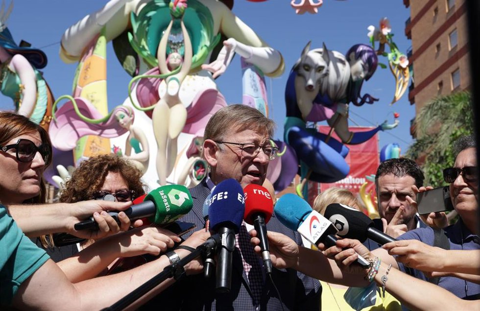 Ximo Puig atiende a los medios en Fogueres