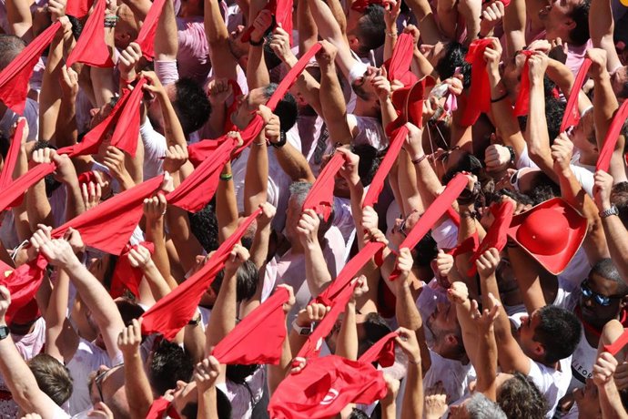 Archivo - Miles de personas celebran el Chupinazo de los San Fermines de 2019.
