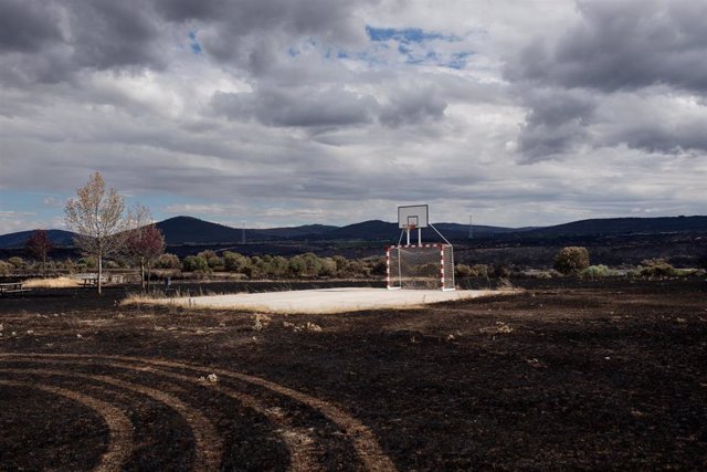 Estado en el que ha quedado una pista de fútbol tras el incendio sofocado hace dos días e iniciado el pasado día 15 en la Sierra de la Culebra, a 21 de junio de 2022, en Villar de Farfón, Zamora, Castilla y León (España). La Junta de Castilla y León, la D