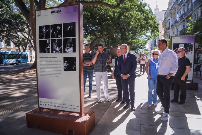 El Ayuntamiento De Málaga Informa: Reenviamos Comunicado El Alcalde De Málaga Visita La Exposición De Homenaje A Los 40 Años De Danza Invisible Junto A La Banda