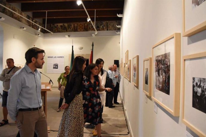 La consejera de Cultura, Nuria Flores, y otras autoridades recorren la exposición sobre el viaje de Alfonso XIII a Las Hurdes que se puede ver en el Archivo Histórico Provincial de Cáceres