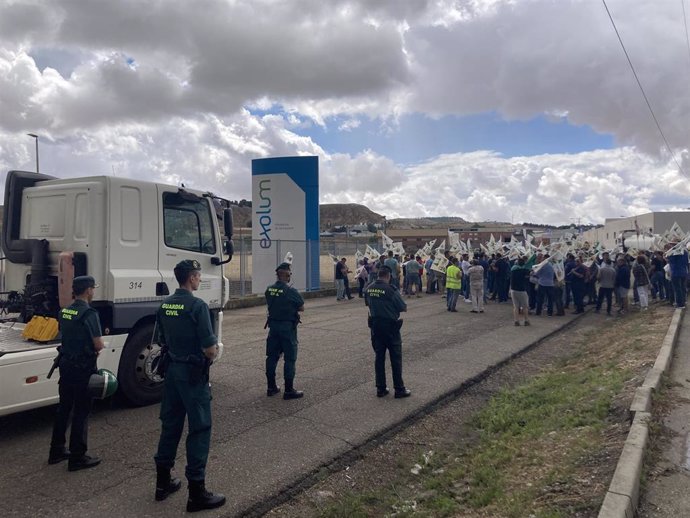 Camión parado a su salida de la CLH en Santovenia de Pisuerga por las protestas de agricultores y ganaderos.