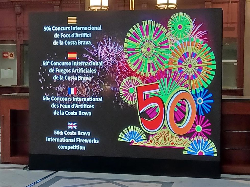 Pantalla situada en una oficina de Correos en Blanes (Girona) para promocionar el 50 Concurso de Fuegos Artificiales Costa Brava