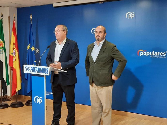 El presidente del PP extremeño, José Antonio Monago, y el vicesecretario nacional de Coordinación Autonómica y Local del PP, Pedro Rollán, en rueda de prensa