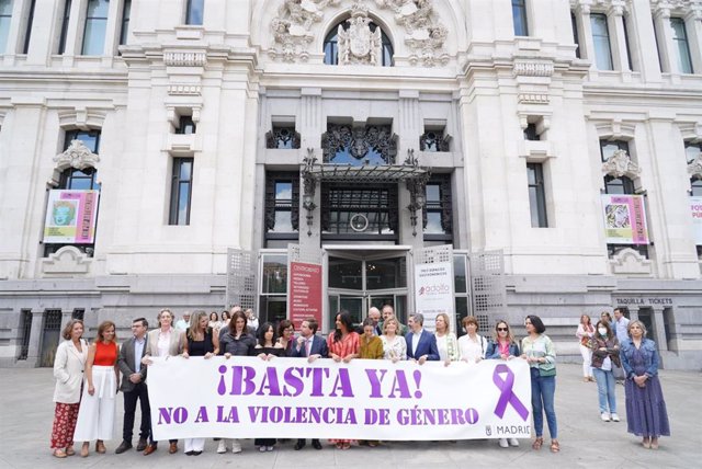 Minuto de silenci en Cibeles por la muerte de las dos mujeres víctimas de violencia de género en la calle Serrano