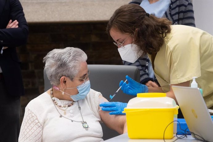 Archivo - Nieves Cabo recibe la tercera dosis de Pfizer, o dosis 'extra', en la residencia Santiago Puerta del Camino, a 21 de septiembre de 2021, en Santiago de Compostela, A Coruña, Galicia (España). Nieves Cabo, la primera gallega en recibir una dosi