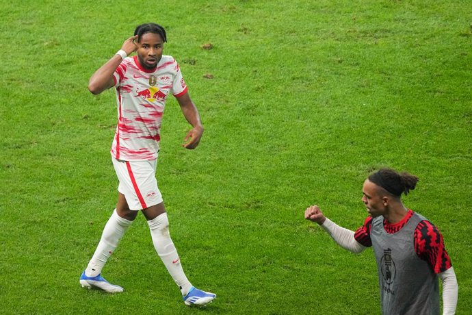 Archivo - 21 May 2022, Berlin: Leipzig's Christopher Nkunku (L) celebrates scoring his side's first goal during the German DFB Cup final soccer match between SC Freiburg and RB Leipzig at the Berlin Olympic Stadium. Photo: Soeren Stache/dpa - IMPORTANT 