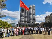 La bandera de Navarra ondea en la plaza de los Fueros de Pamplona a más de 30 metros de altura