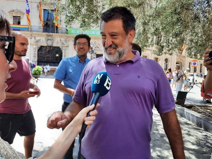 El portavoz de Podemos Palma, Jesús Jurado, antes de atender a los medios frente a Cort.