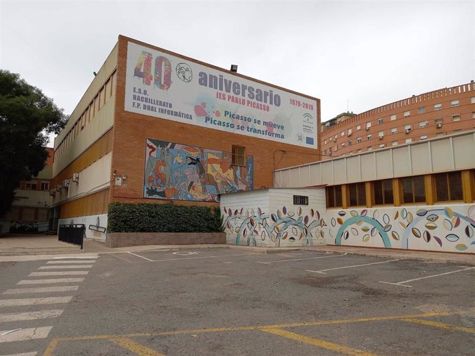 Fachada del instituto de educación secundaria Pablo Ruiz Picasso de Málaga capital donde se harán obras para quitar el amianto en bajantes