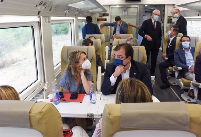 La ministra de Transportes, Movilidad y Agenda Urbana, Raquel Sánchez, y el presidente de la Junta de Extremadura, Guillermo Fernández Vara, realizan un viaje de pruebas en el tren comercial de alta velocidad de Plasencia a Badajoz
