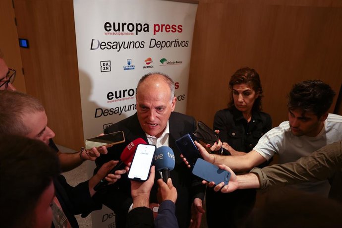 El presidente de LaLiga, Javier Tebas, responde a los medios en un desayuno deportivo de Europa Press, en el Auditorio Meeting Place, a 23 de junio de 2022, en Madrid (España).