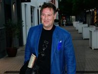 Carlos Latre desvela cómo es, en las distancias cortas, el marido de Chenoa: "Maravilloso"