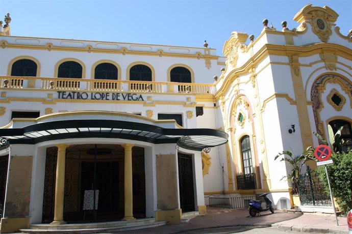 Archivo - El Teatro Lope de Vega y El Casino De La Exposición, en foto de archivo.