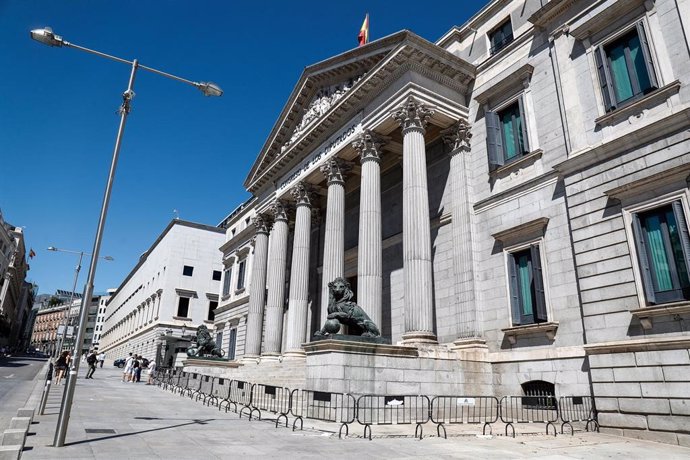 Archivo - Fachada del Congreso de los Diputados en la Plaza de las Cortes de Madrid.