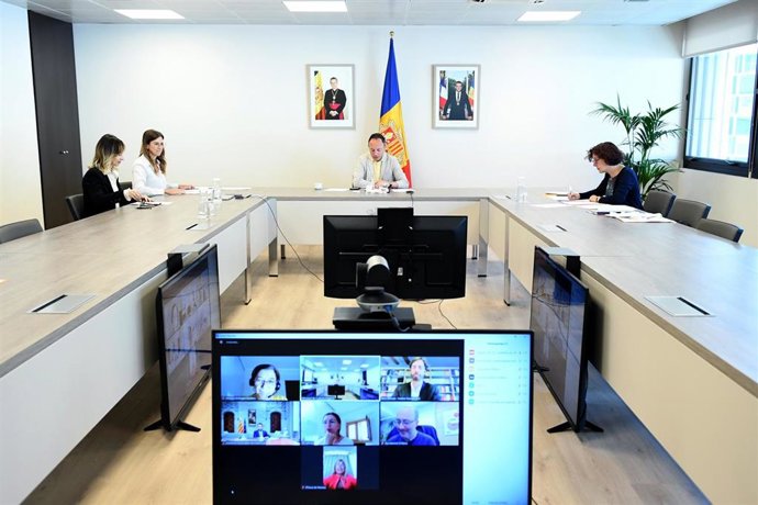 Xavier Espot presidiendo la reunión del Patronato de la Fundación Ramon Llull.