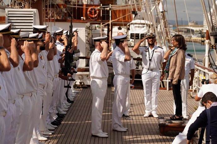 El jefe de la Armada, Antonio Martorell (1i) y la ministra de Defensa, Margarita Robles, hacen el saludo a su llegada a visitar el Buque Escuela Juan Sebastián Elcano, en el Puerto de Santander