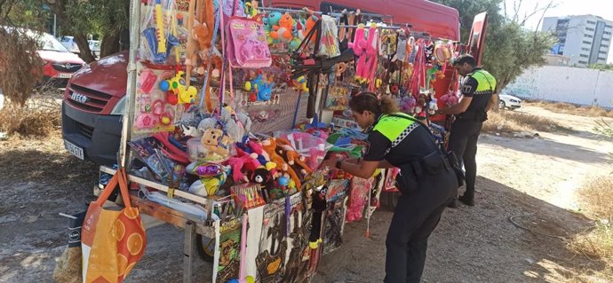 La Policía Local de Alicante ha denunciado a personas por venta ambulante ilegal de material pirotécnico, con sanciones de entre 600 y 3.000 euros, y requisó en la tarde noche del 22 de junio unos 7.000 petardos de categoría 1 y 2.
