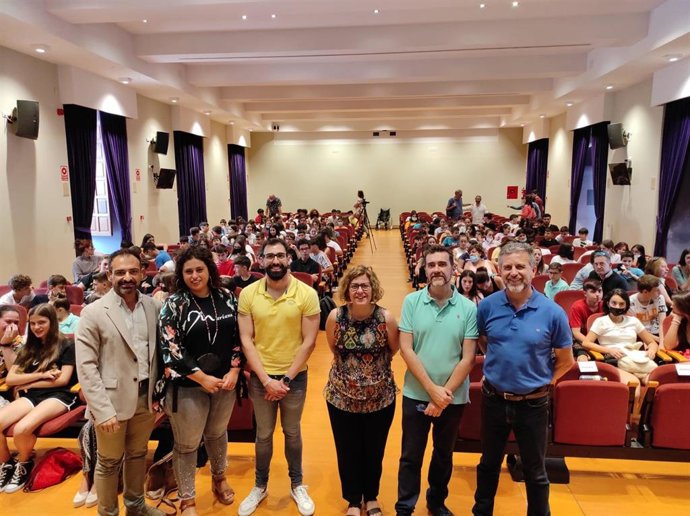 Autoridades antes de la representación de la adaptación juvenil de 'Mariana Pineda'.