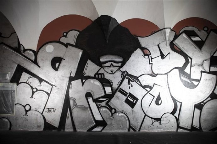 Archivo - El PP pide los informes y licencias para el graffiti de PichiAvo en el Centre del Carme e irá al juzgado si no los tiene