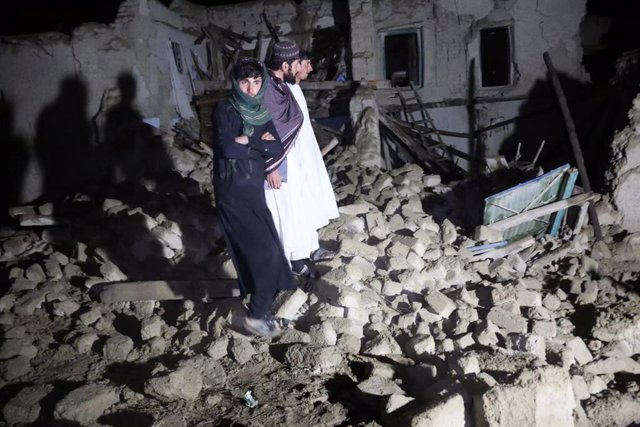 Varias personas en una vivienda destruida en la provincia de Paktika por un terremoto en el este de Afganistán