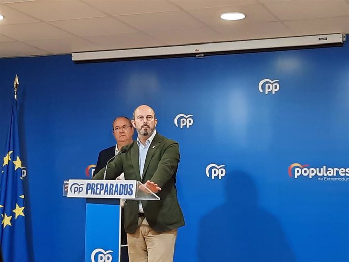 El vicesecretario nacional de Coordinación Autonómia y Local del PP, Pedro Rollán, en rueda de prensa en Mérida junto al presidente regional del PP, José Antonio Monago