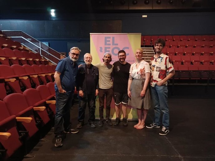 La compañía ganadora, junto a la organización del FOC6 y el jurado de la edición de 2022, en Távora Teatro