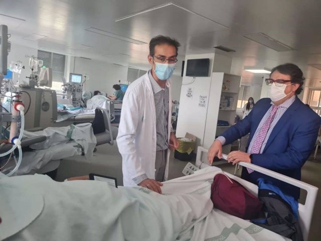 El consejero de Sanidad, José María Vergeles, visita la nueva unidad de hemodiálisis del Hospital San Pedro de Alcántara de Cáceres