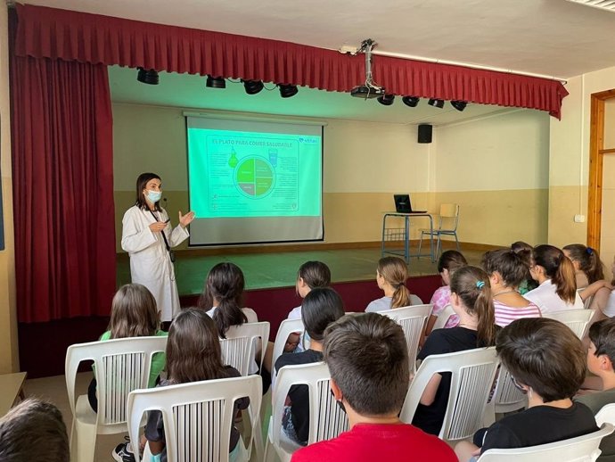 La pediatra Marta García, del Hospital Vithas Xanit Internacional y Vithas Málaga, imparte una formación a niños del colegio Jacaranda de Benalmádena (Málaga) sobre el cuidado de la vista, el ejercicio y la alimentación saludable