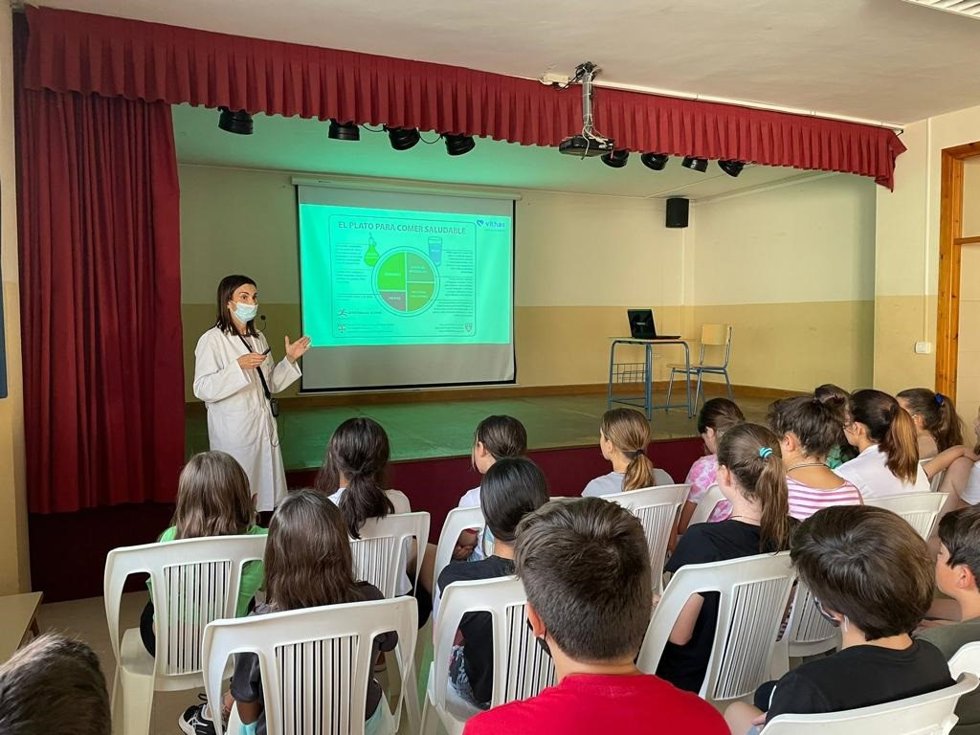 La pediatra Marta García, del Hospital Vithas Xanit Internacional y Vithas Málaga, imparte una formación a niños del colegio Jacaranda de Benalmádena (Málaga) sobre el cuidado de la vista, el ejercicio y la alimentación saludable