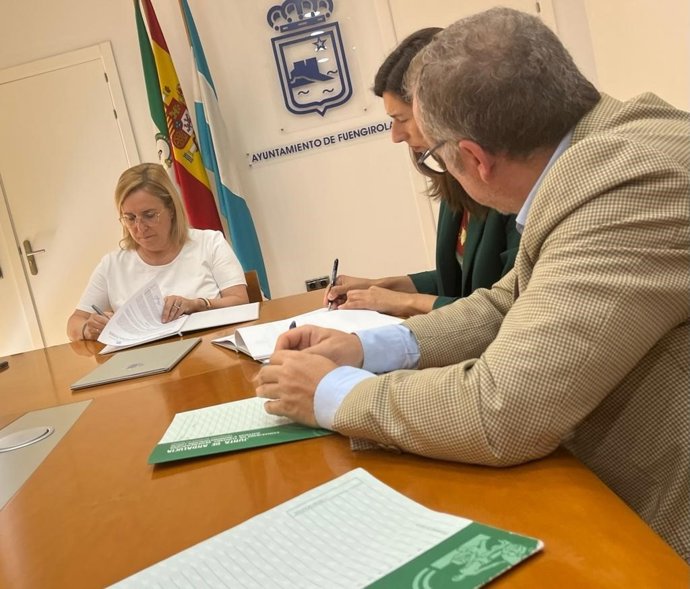 La alcaldesa de Fuengirola, Ana Mula, y la delegada de Justicia en funciones, Mónica Alejo, firman un convenio para que menores infractores de la localidad puedan cumplir las medidas judiciales en su municipio