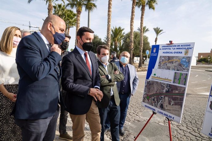 El presidente de la Diputación supervisa el proyecto para el nuevo vial del Hospital de Huércal-Overa (Almería).