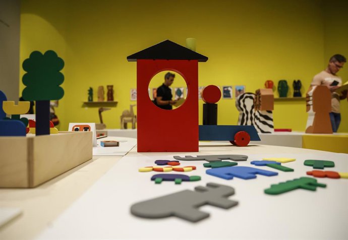 Varias personas observan la exposición 'Play with Design', en el Centro del Carmen Contemporánea, a 23 de junio de 2022, en Valencia