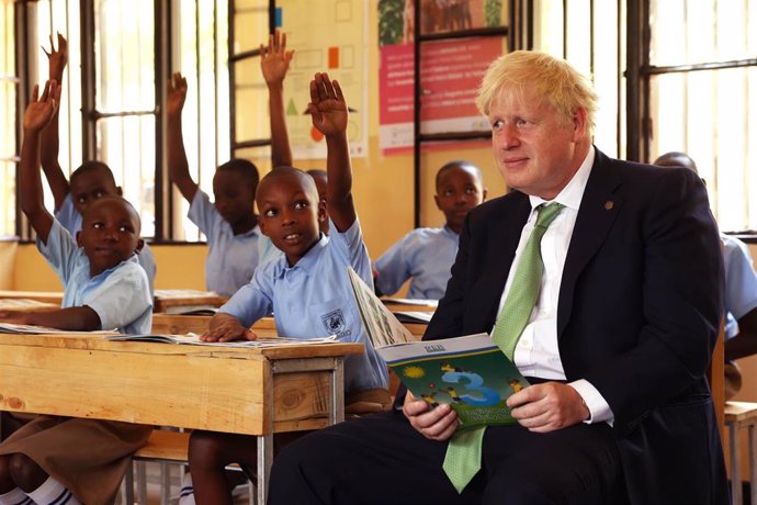 El primer ministro británico, Boris Johnson, asiste a una clase en una escuela de Kigali, Ruanda.
