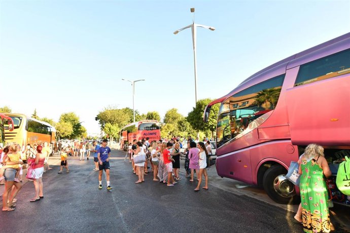 Archivo - Uno de los autobuses fletados por el Consistorio en el marco de la iniciativa de ocio 'Jueves a la playa'.