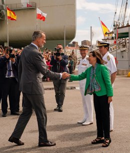 El Rey Felipe VI, saluda a la ministra de Defensa, Margarita Robles, a su llegada a visitar el Buque Escuela Juan Sebastián Elcano, en el Puerto de Santander.