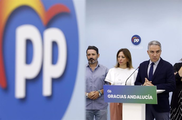 El coordinador general del PP y presidente del PP de Málaga, Elías Bendodo, atiende a los medios de comunicación tras presidir el Comité de Dirección del PP a 23 de julio del 2022 en Málaga (Andalucía, España)