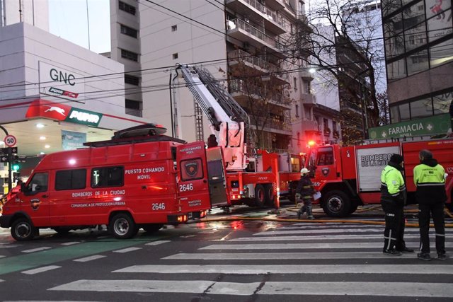 Operativo de Bomberos para sofocar un incendio en un edificio de la capital de Argentina, Buenos Aires