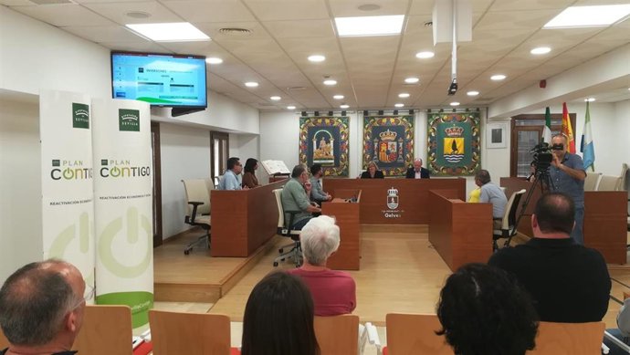 El presidente de la Diputación se reúne con el equipo de gobierno de Gelves para informar sobre los planes Actúa y Contigo,