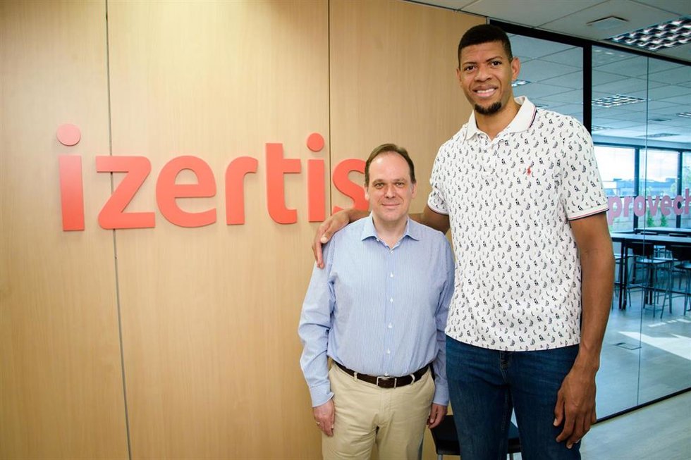 Walter Tavares en su presentación como embajador del 'Aula Digital Izertis' en Cabo Verde